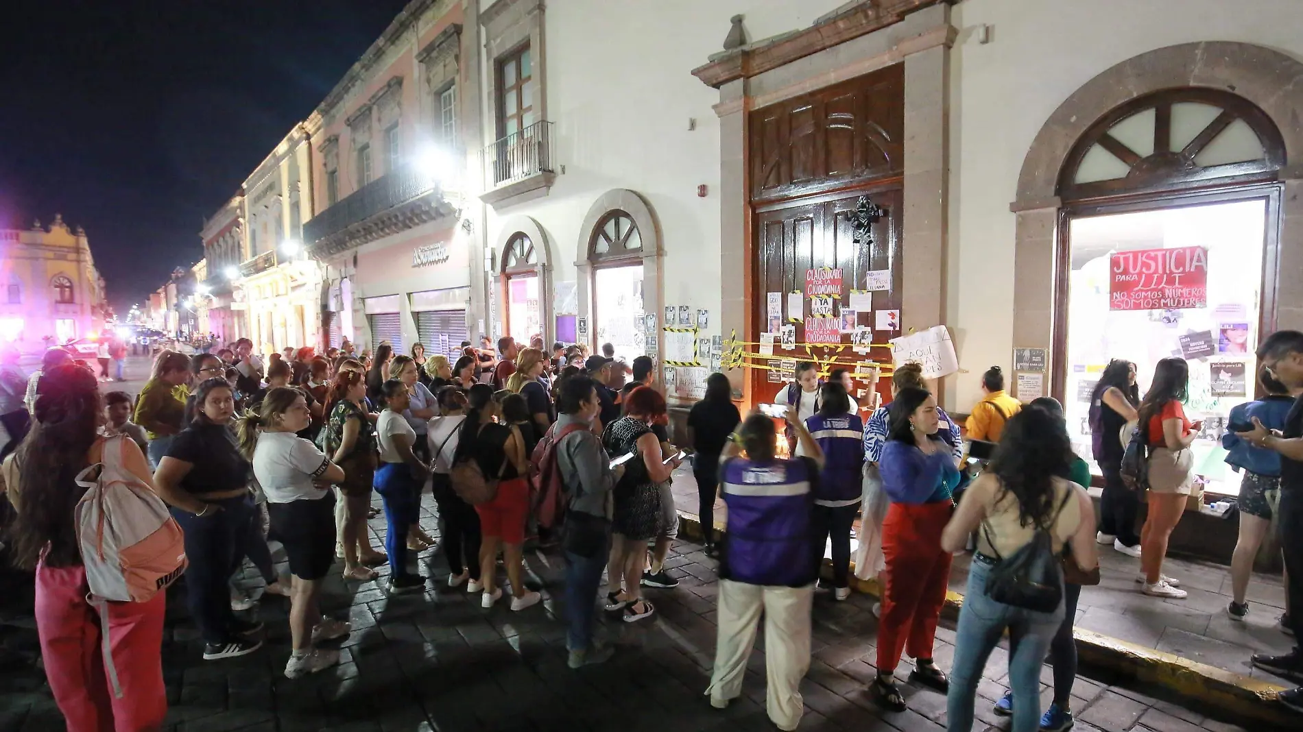 Manifestantes prenden fuego a tienda Coppel; exigen justicia para Lili